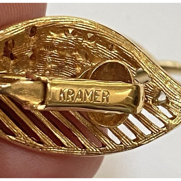 Vintage Kramer Gold filigree & Pink rhinestone Clip On Earrings Leaf Shapes - Picture 4 of 6